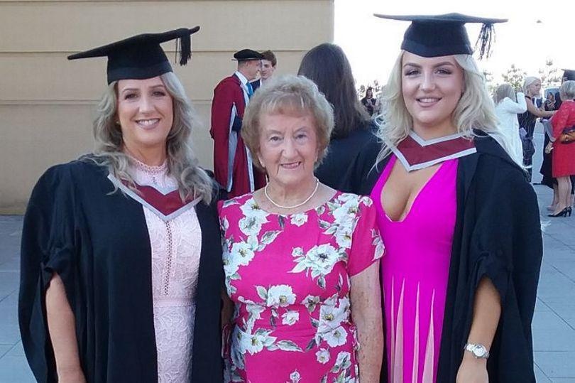 hai me con tot nghiep cung ngay anh 2