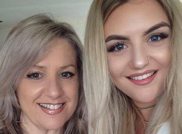 Hai me con tot nghiep cung truong dai hoc trong mot ngay hinh anh