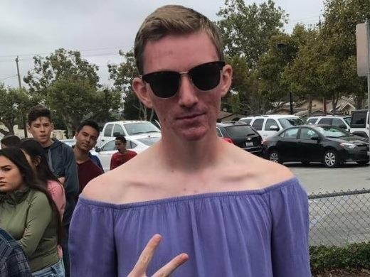 Nhieu nam sinh mac ao tre vai di hoc de phan doi quy dinh cua truong hinh anh