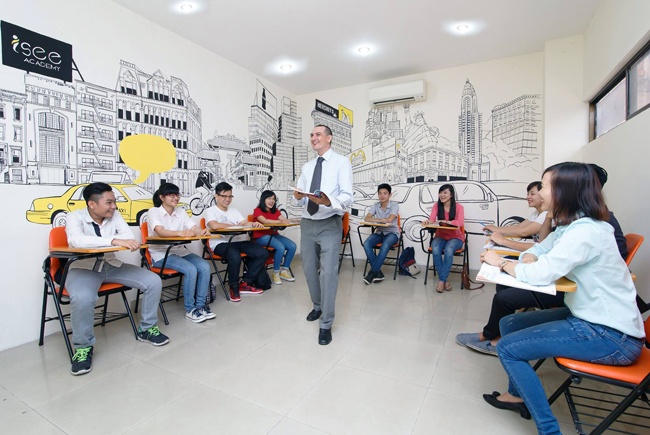 Nhieu thay Tay day tieng Anh o Viet Nam khong co bang cap hinh anh