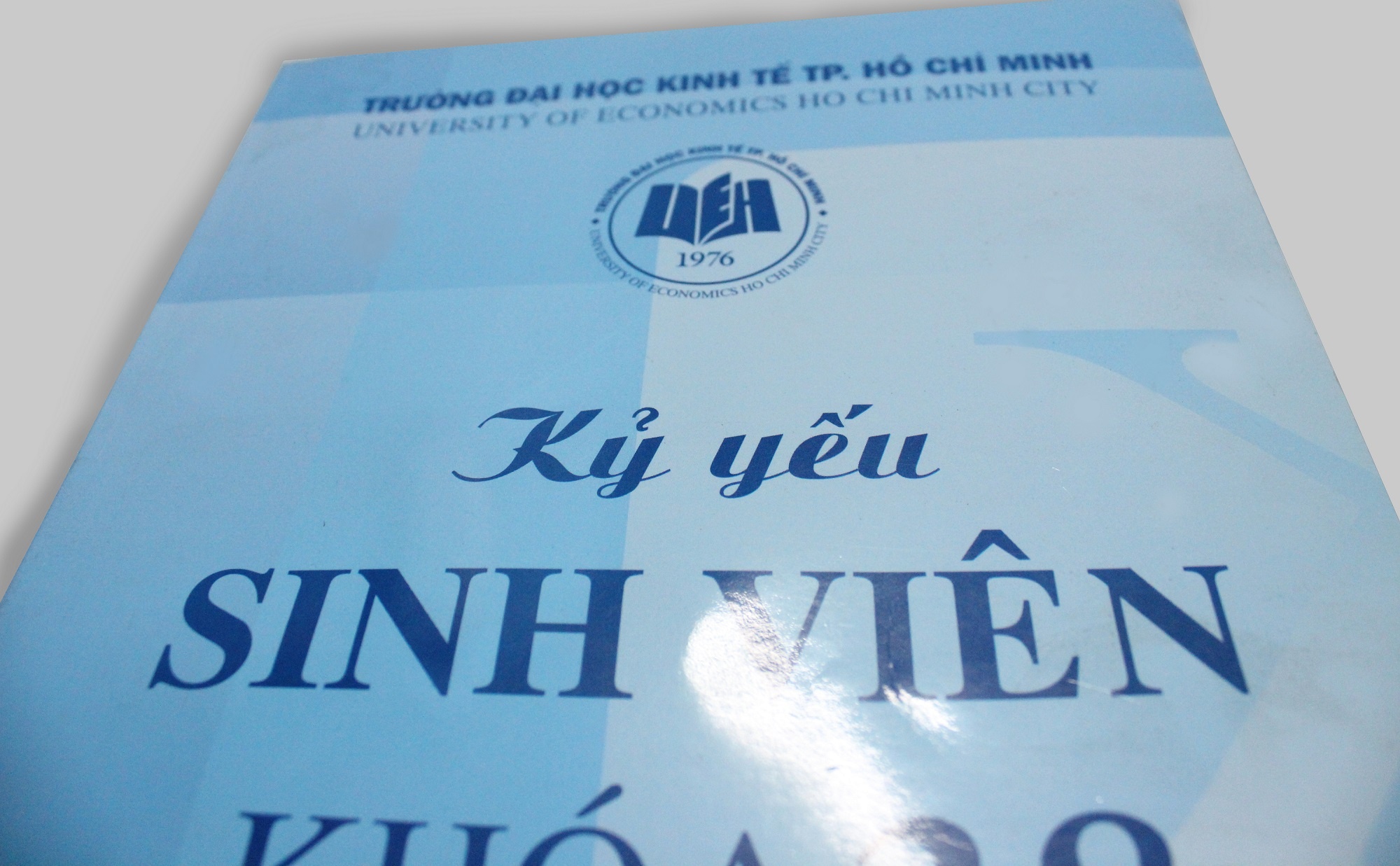 Tan cu nhan DH Kinh te TP.HCM buc xuc vi bi lo thong tin tren mang hinh anh