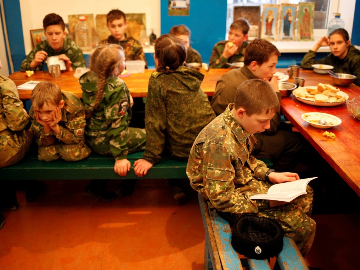 tre em hoc ban AK anh 1