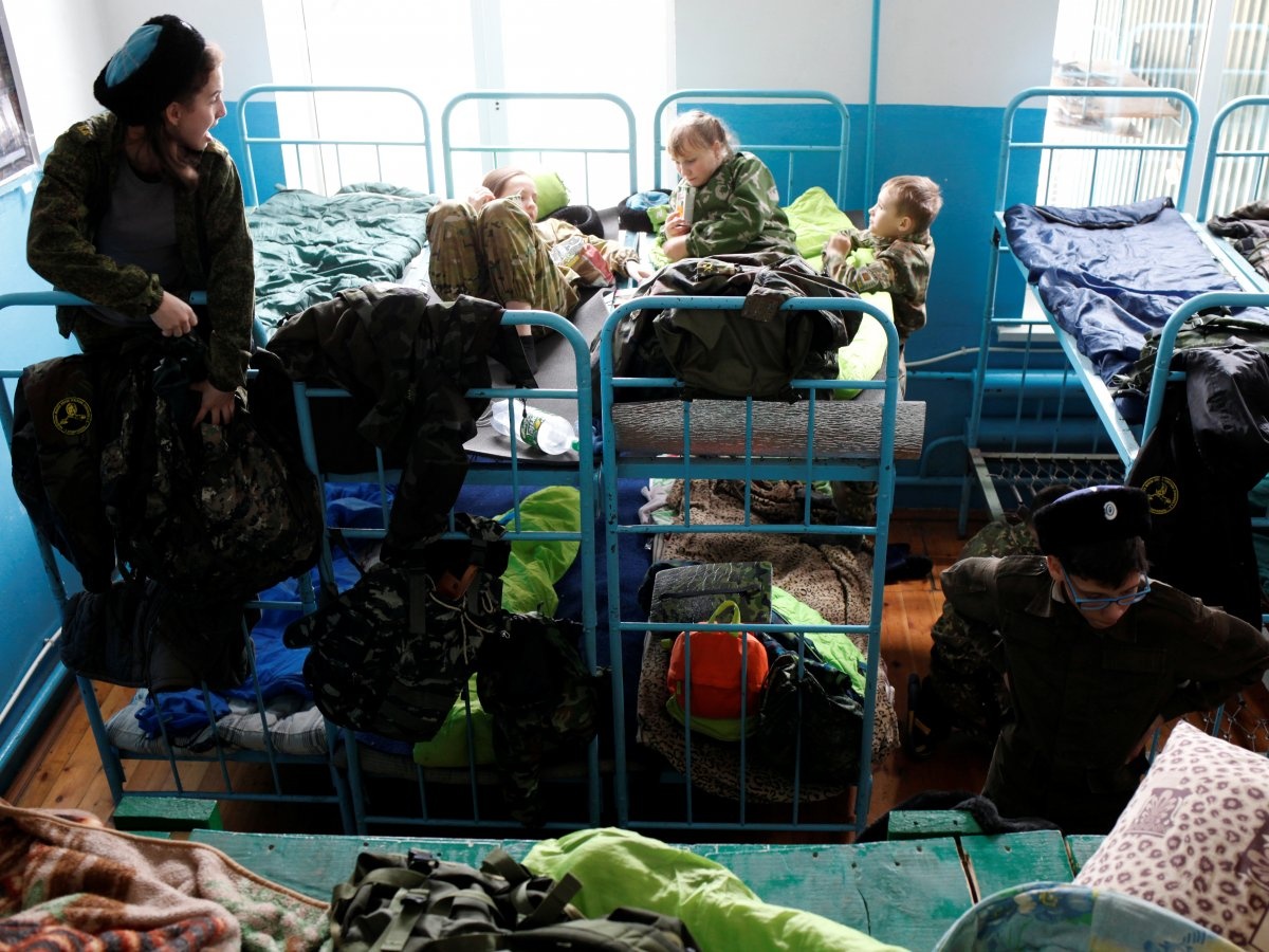 tre em hoc ban AK anh 2