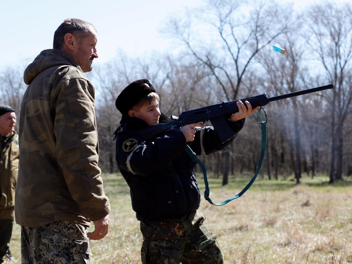 tre em hoc ban AK anh 3