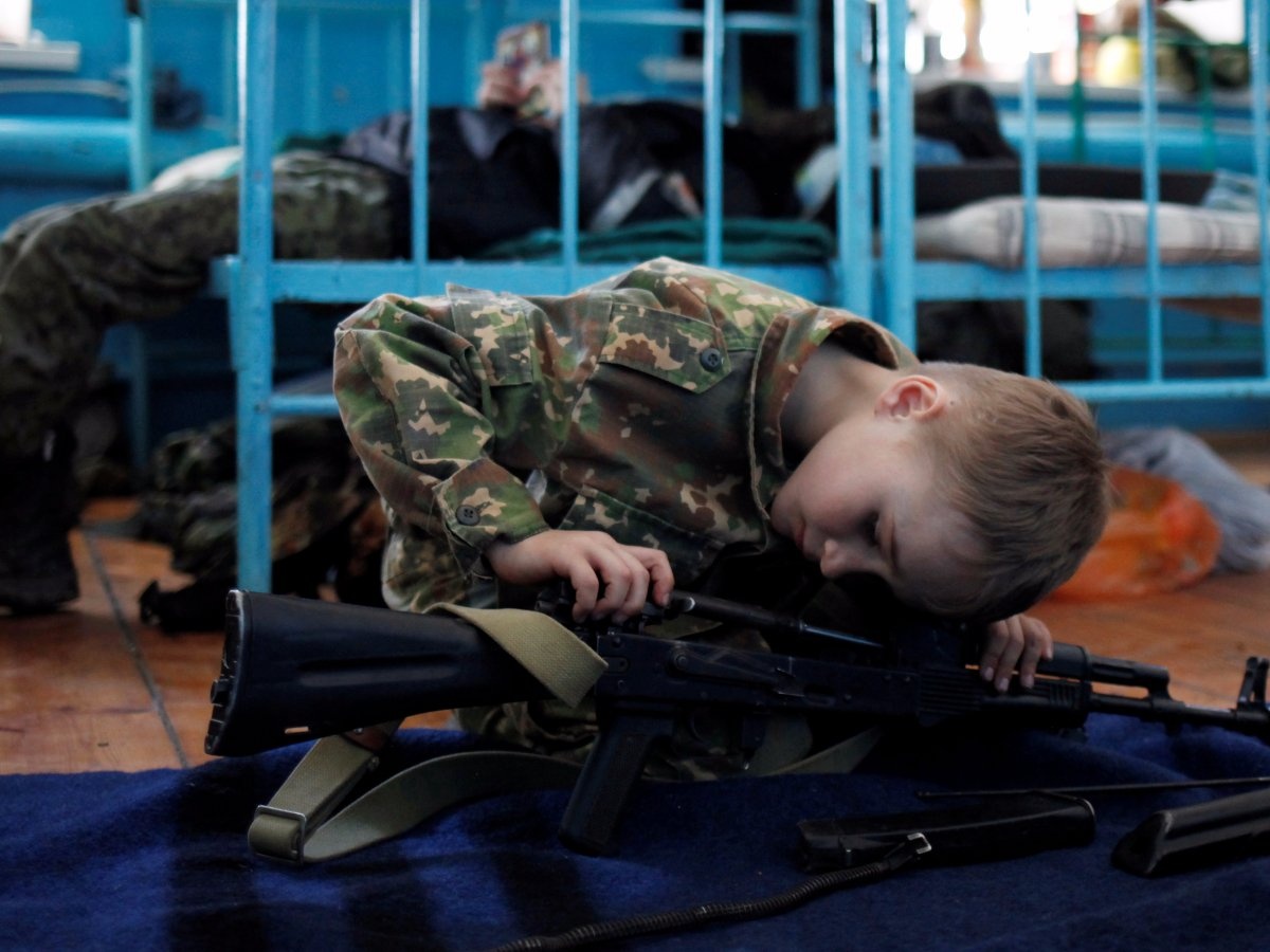 tre em hoc ban AK anh 4