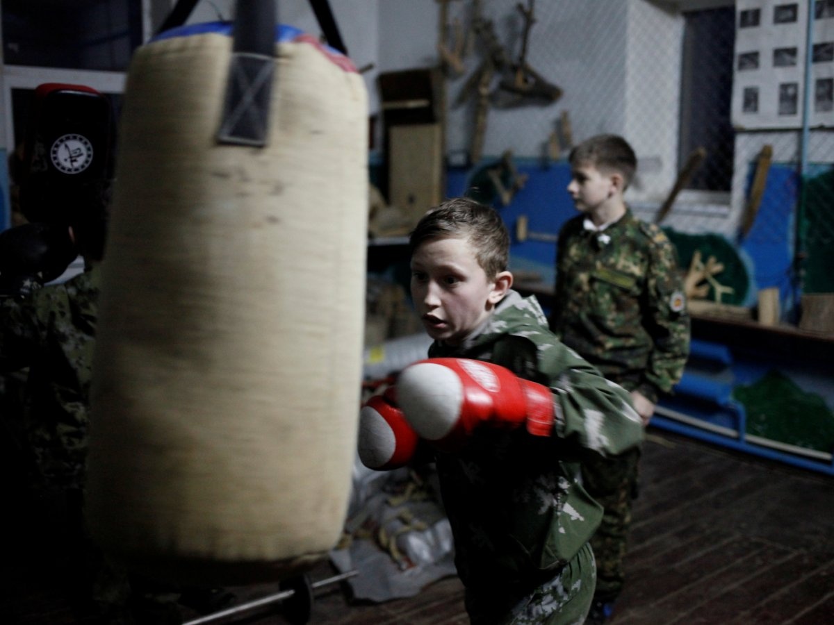 tre em hoc ban AK anh 5