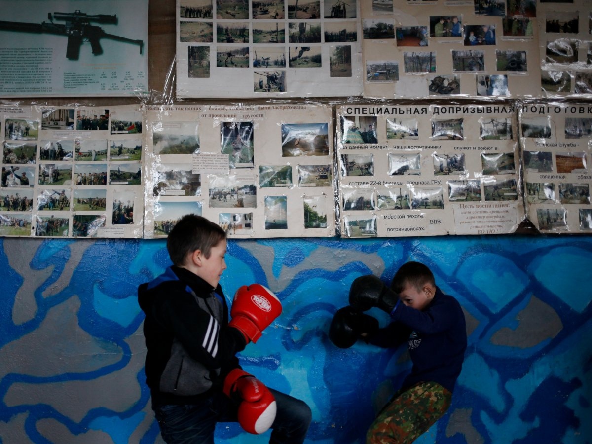 tre em hoc ban AK anh 6