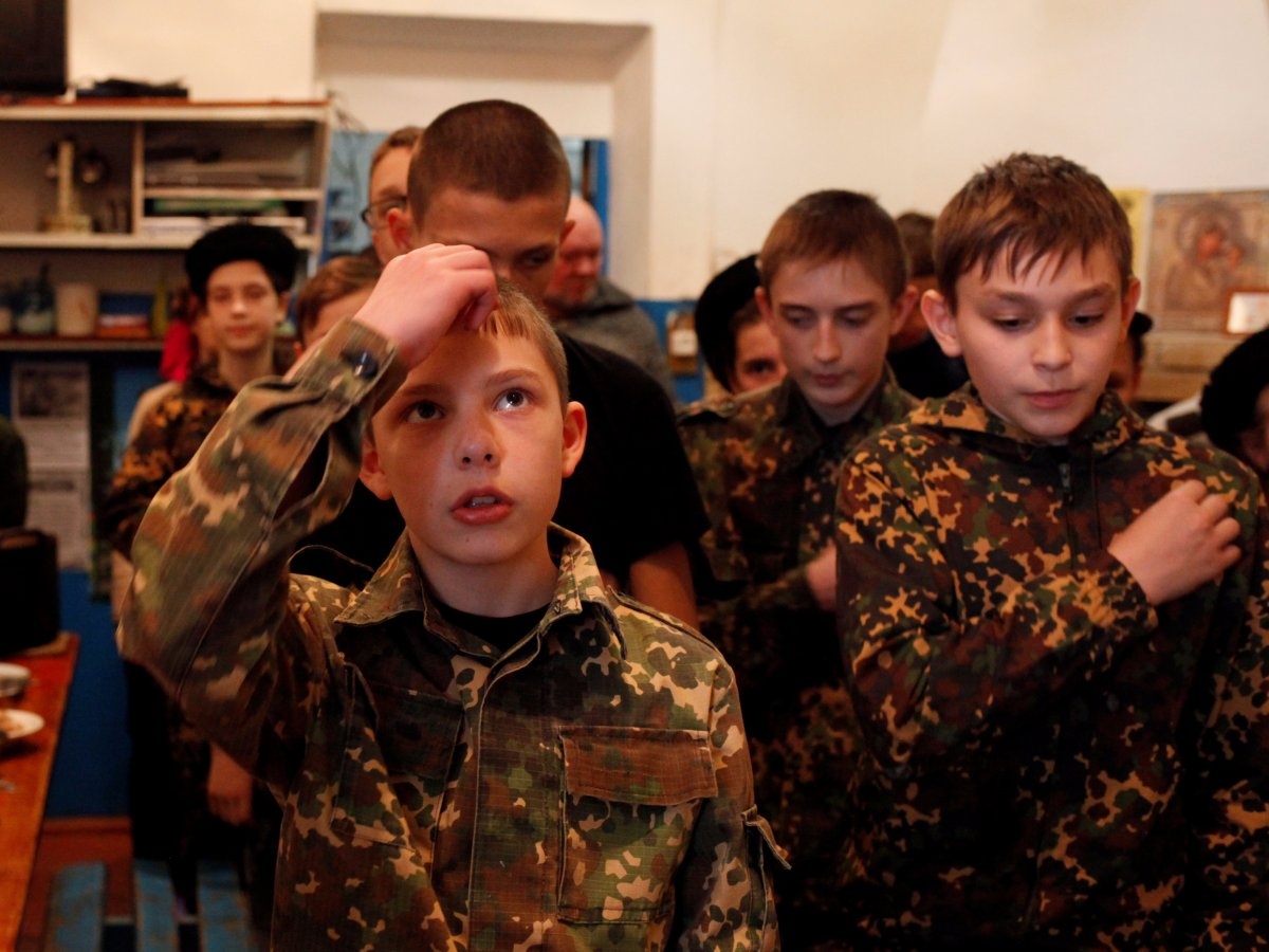 tre em hoc ban AK anh 8