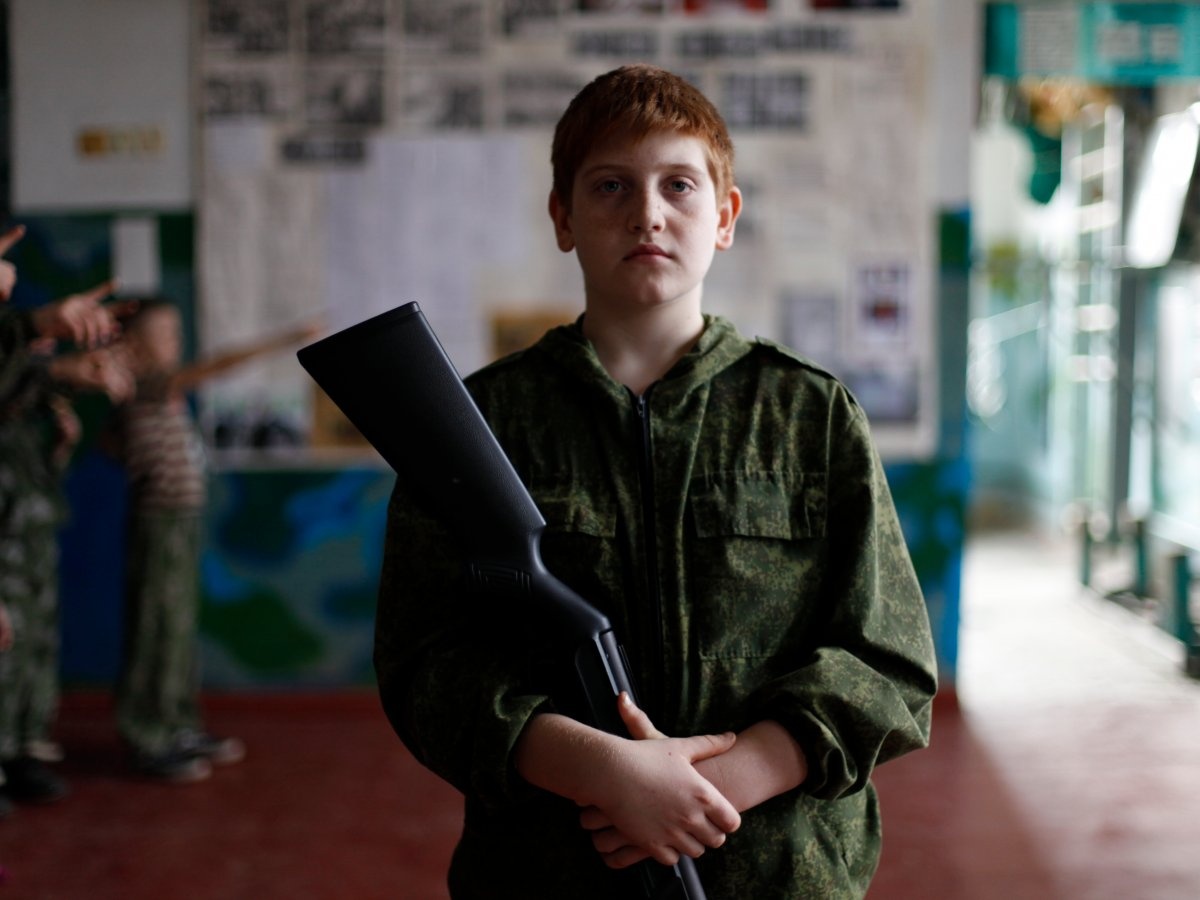 tre em hoc ban AK anh 9