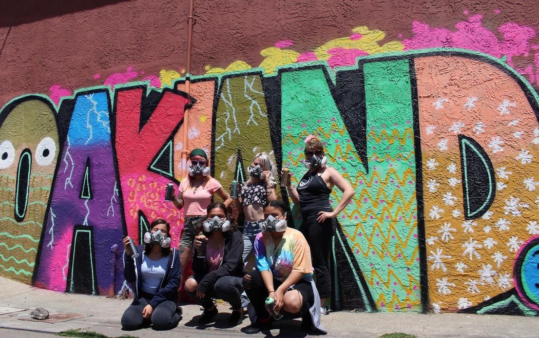 Nhom graffiti toan nu noi tieng tren Instagram hinh anh