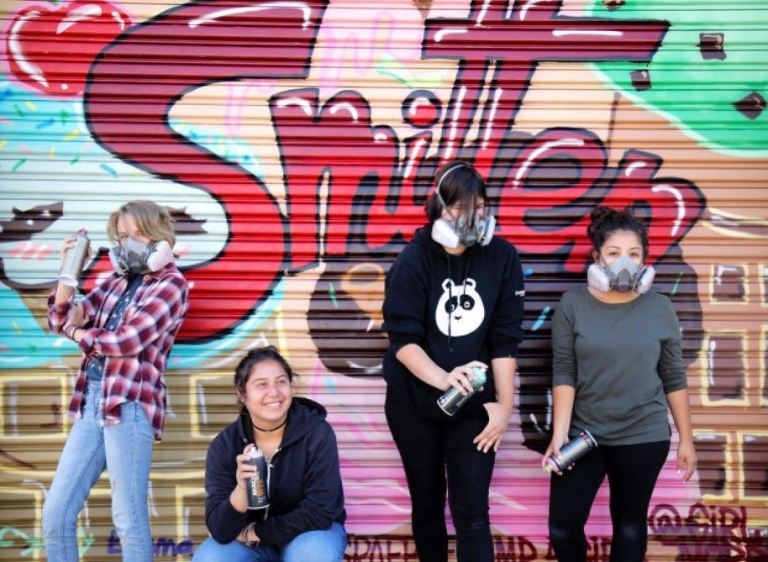 Ghe tham hoi graffiti toan nu hinh anh