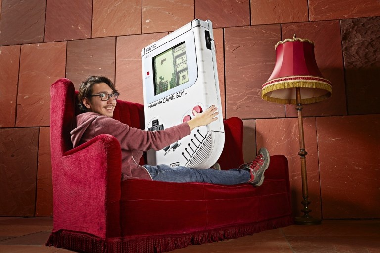 Chiec may choi game cam tay khong lo hinh anh