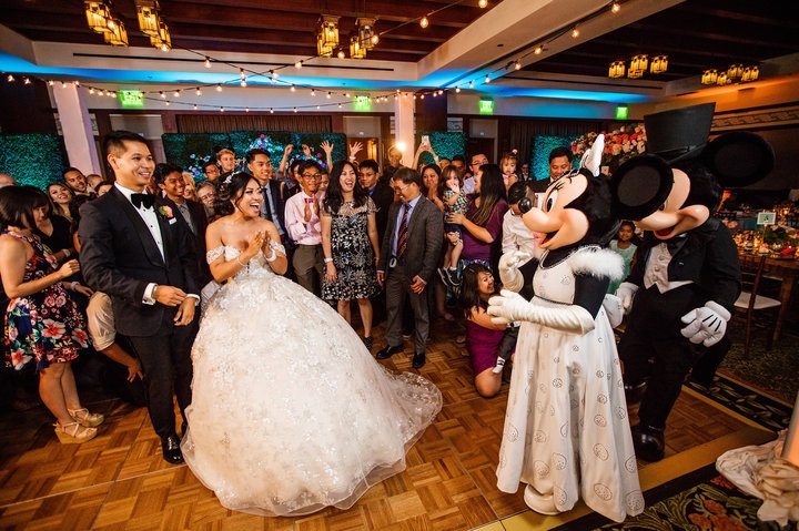 Cap doi to chuc dam cuoi o cong vien Disneyland anh 5