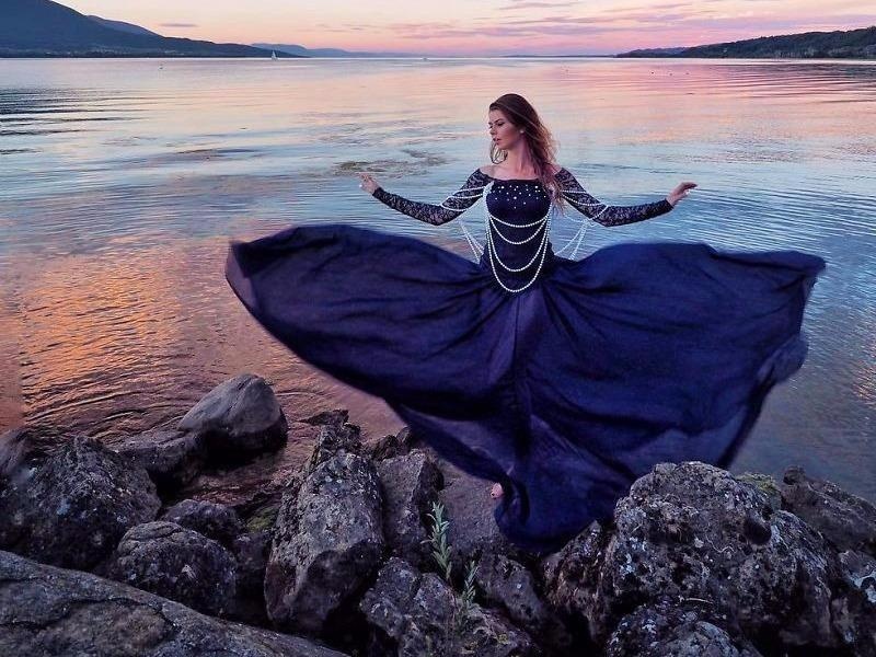 Co gai nguoi Nga di du lich voi nhung bo vay thuot tha hinh anh