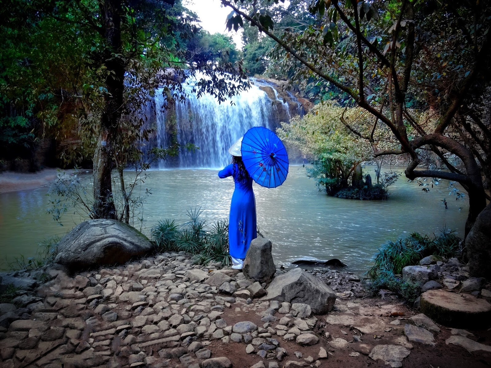 co gai di du lich voi vay thuot tha anh 17