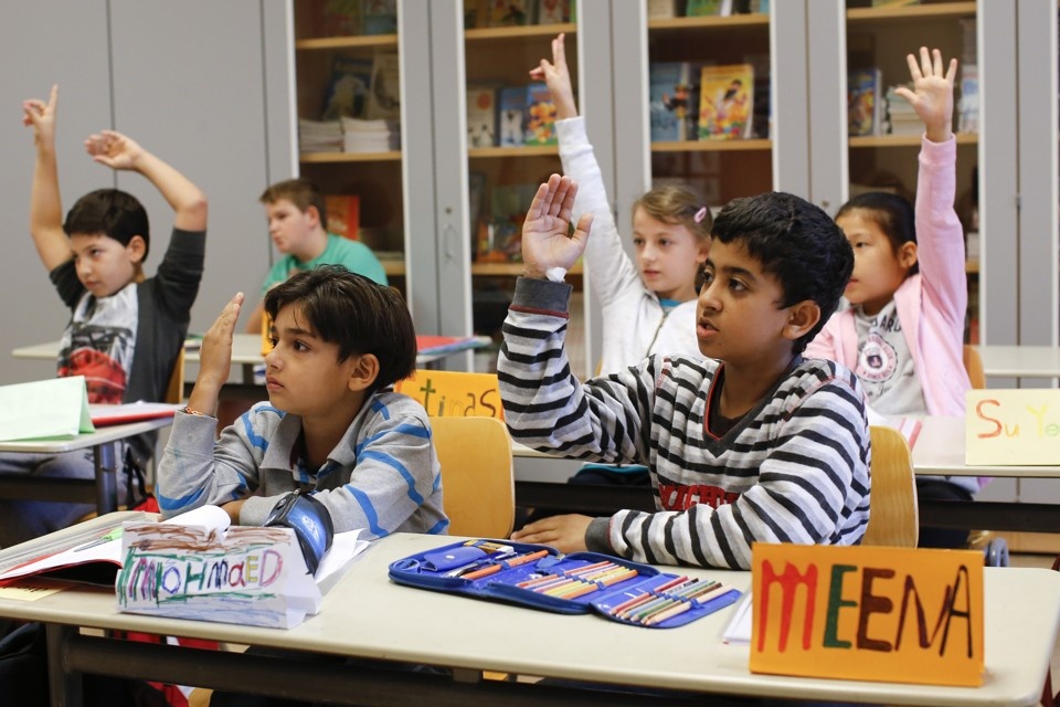 Cho con hoc truong tu de khang dinh dia vi xa hoi hinh anh