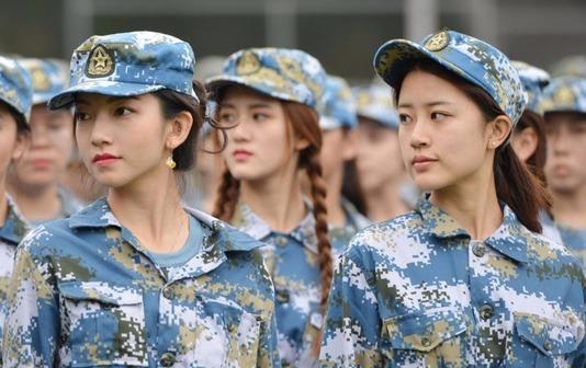 Nu sinh truong nghe thuat Trung Quoc xinh dep trong gio hoc quan su hinh anh