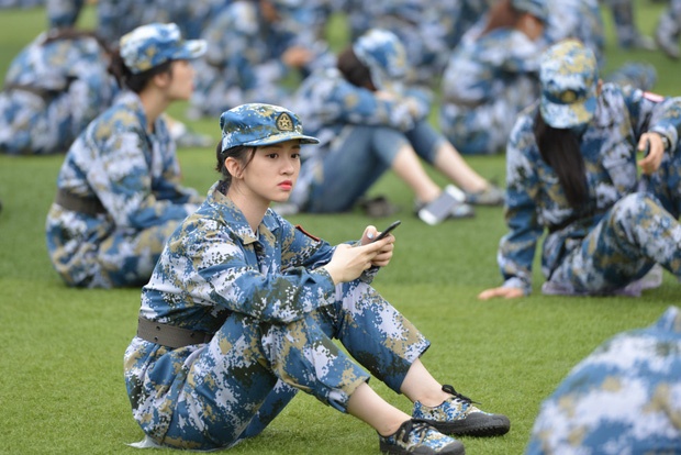 nu sinh Trung Quoc tap quan su anh 4