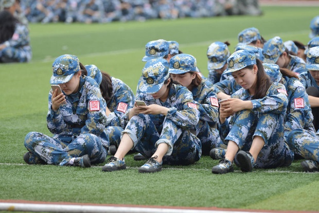 nu sinh Trung Quoc tap quan su anh 8