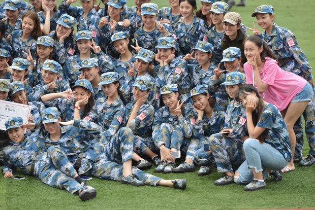 nu sinh Trung Quoc tap quan su anh 9