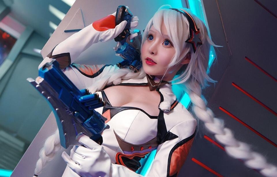 Nu cosplayer 9X noi tieng tu nan trong buoi chup hinh hinh anh