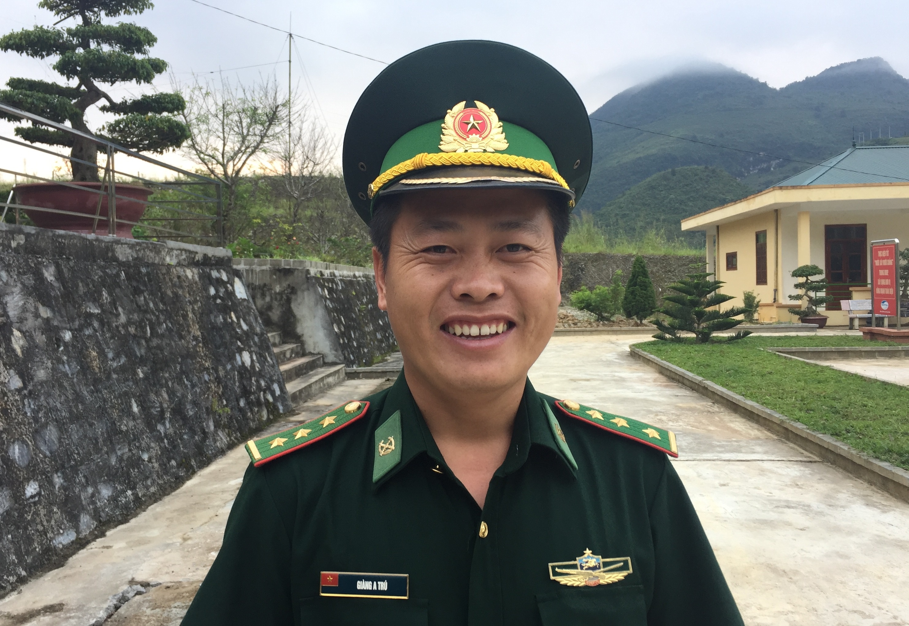 thầy giáo mang quân hàm xanh ảnh 1 thay giao mang quan ham xanh anh 1