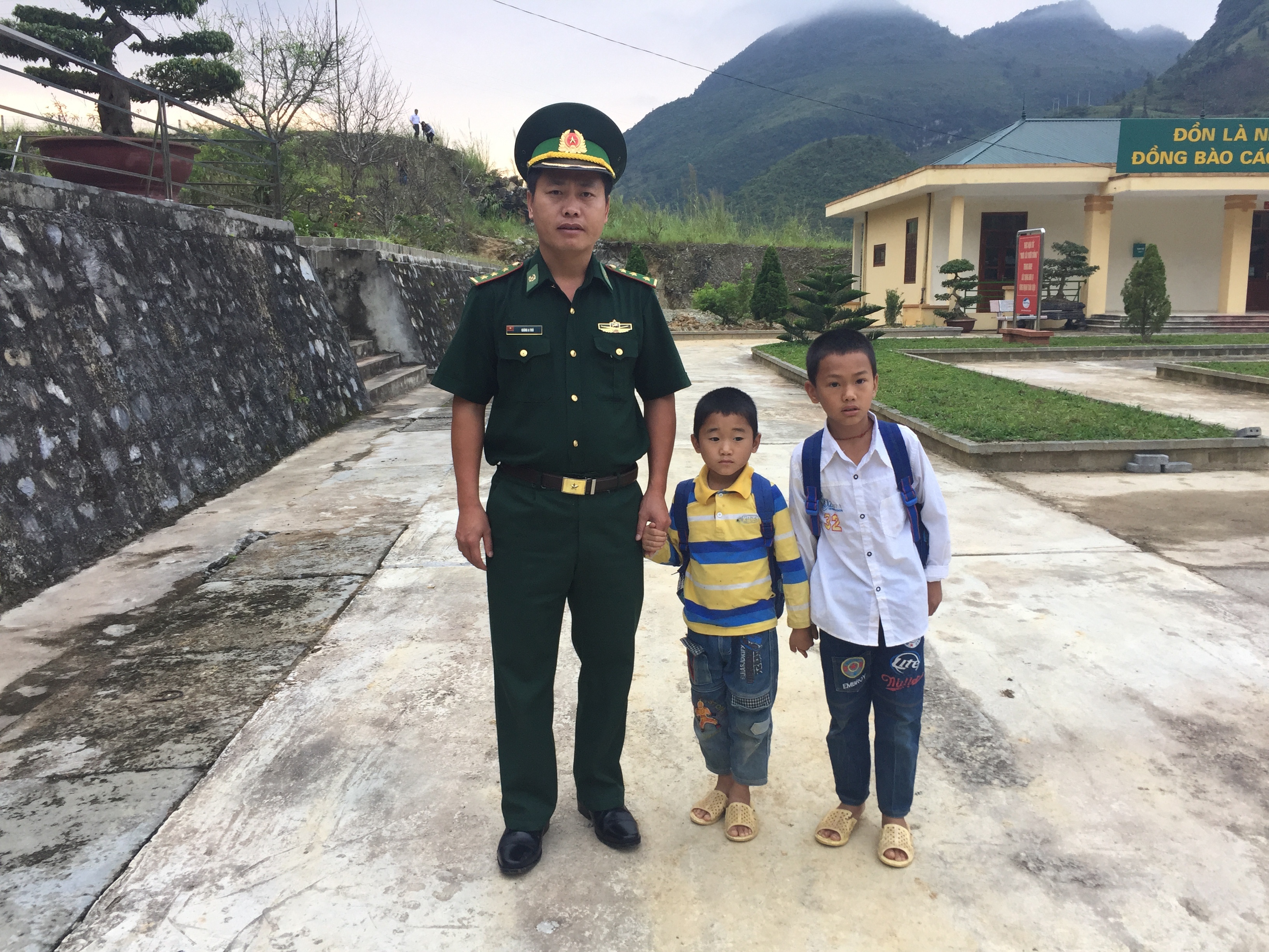 thay giao mang quan ham xanh anh 2