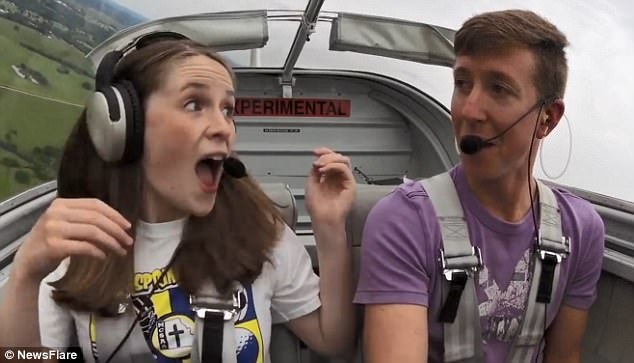 Chang trai cau hon ban gai tren may bay hinh anh