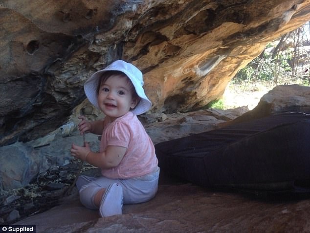 Co be 3 tuoi biet leo tuong truoc khi hoc di hinh anh