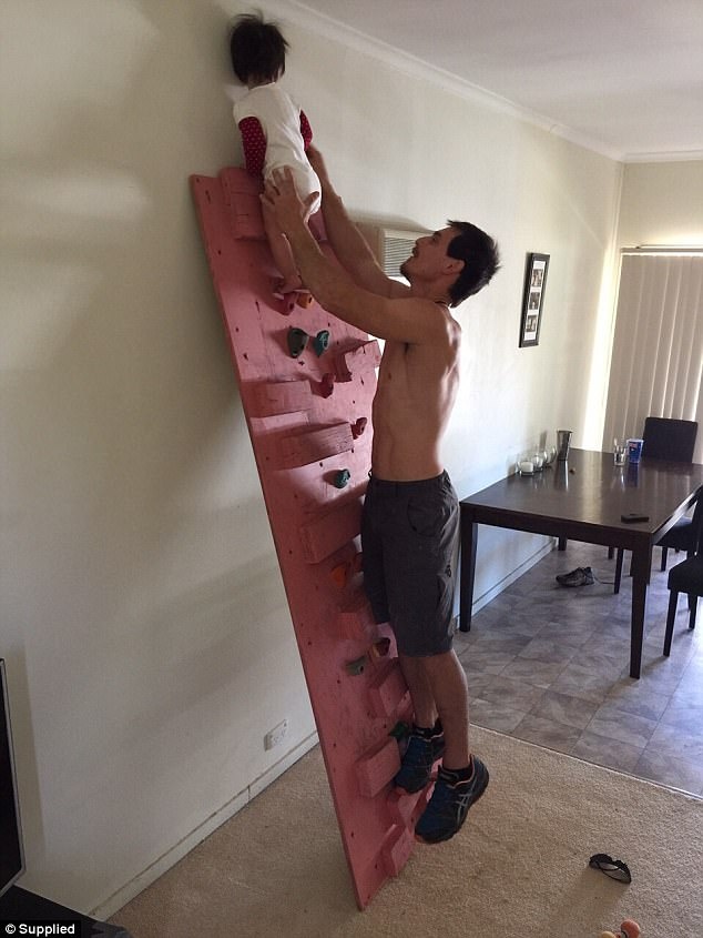 co be 3 tuoi leo duoc 20m tuong anh 2