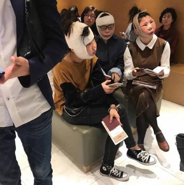 3 cô gái bị giữ tại sân bay ảnh 1 3 co gai bi giu tai san bay anh 1