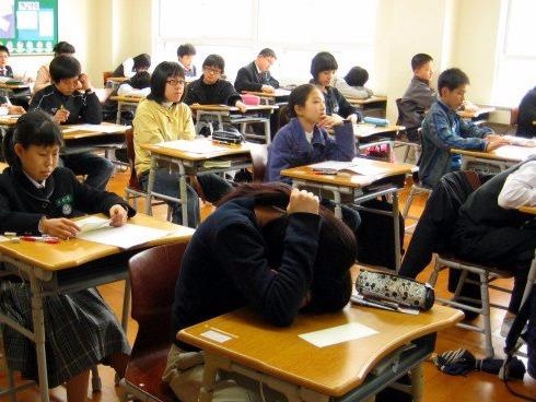 Phan ung cua nguoi Han khi bat gap mot em hoc sinh bi bat nat hinh anh