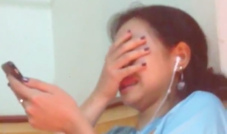 Ban gai khoc nuc no khi thay Messi ghi ban. hinh anh