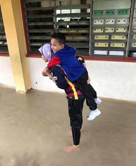 cô giáo cõng học sinh vượt nước lũ ảnh 1 co giao cong hoc sinh vuot nuoc lu anh 1