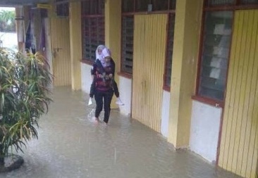 cô giáo cõng học sinh vượt nước lũ ảnh 3 co giao cong hoc sinh vuot nuoc lu anh 3