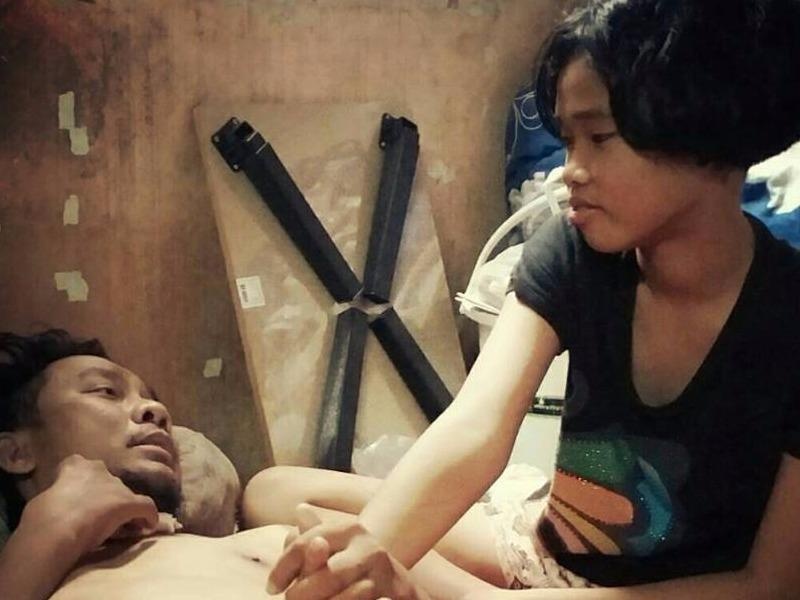 Khong di theo me, co be 12 tuoi nhat rac nuoi cha tan phe suot 5 nam hinh anh