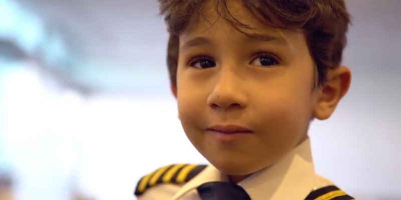 Cau be 5 tuoi tra loi duoc tat ca cau hoi lien quan den may bay hinh anh