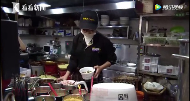 Chang sinh vien dat com cho nguoi vo gia cu trong ngay mua gio hinh anh