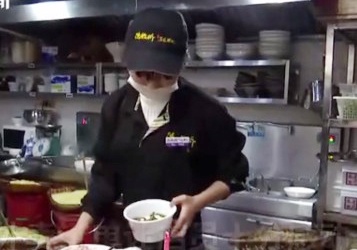 9X Trung Quoc mua do an cho nguoi vo gia cu va cai ket co hau hinh anh