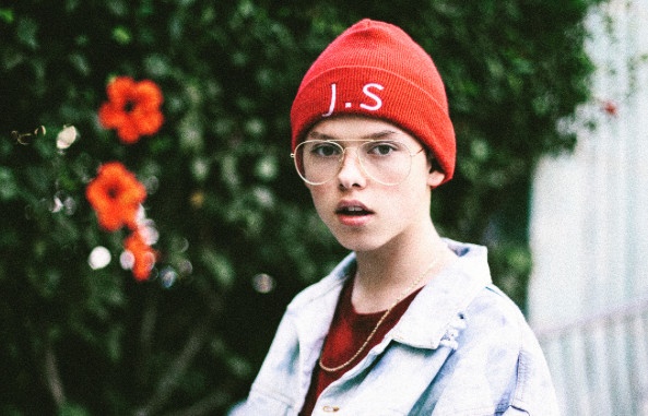 Vlogger dien trai bat khoc khi doc chi trich tren mang hinh anh