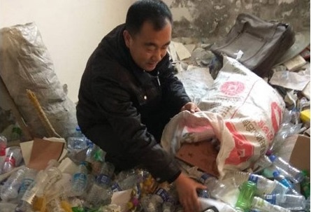 Thay giao nhat rac suot 10 nam giup hoc sinh ngheo dong hoc phi hinh anh