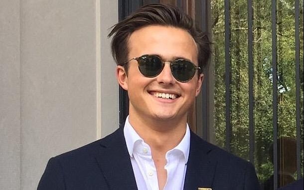 Chang trai cong khai hon con gai Obama giua san truong la ai? hinh anh