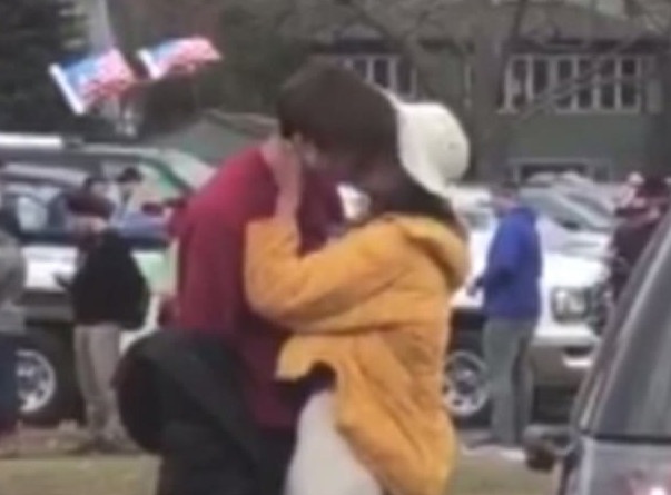 Ai nu Malia Obama ‘khoa moi’ trai la o truong hoc hinh anh