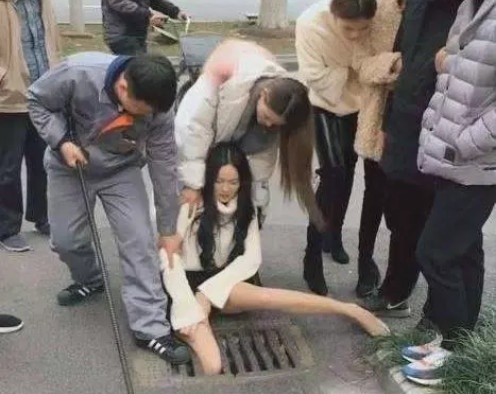 Co gai keu khoc, ket chan duoi nap cong vi mai dung dien thoai hinh anh