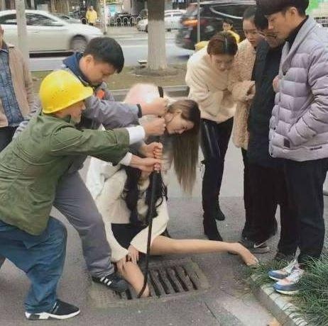 kẹt chân ở nắp cống vì mải điện thoại ảnh 1 ket chan o nap cong vi mai dien thoai anh 1