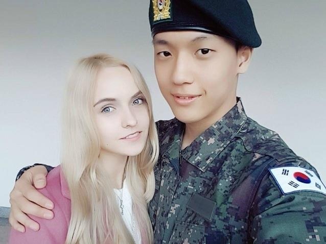 Moi tinh bat dong ngon ngu van ben nhau hanh phuc cua cap Han - Nga hinh anh