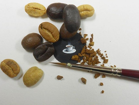 Tai ve tranh tren vat sieu nho cua hoa si Hasan hinh anh