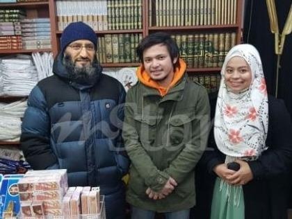 Doi tre to chuc dam cuoi tai tiem sach chi trong 4 phut hinh anh