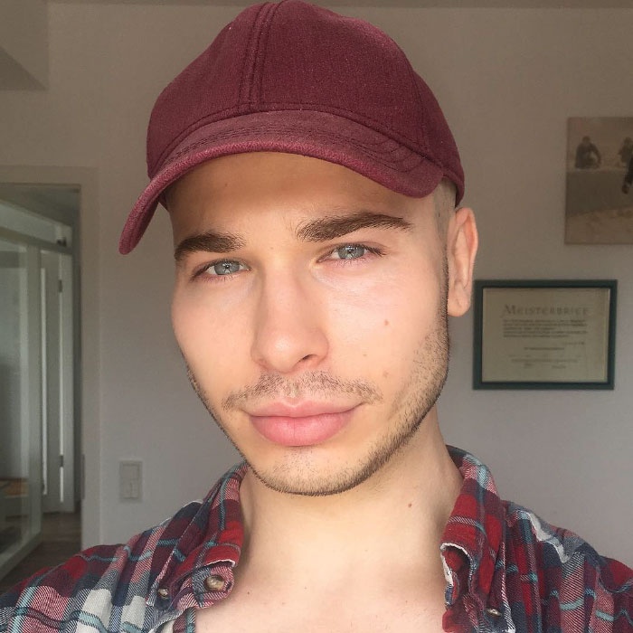 chang trai co tai trang diem giong nguoi noi tieng anh 1