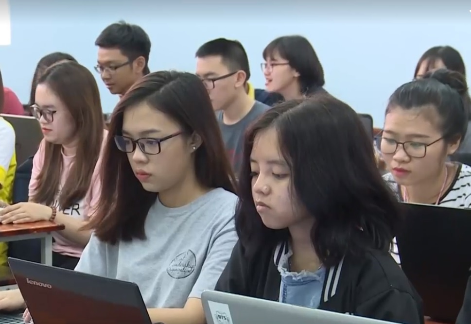 Sinh vien bi cam thi vi nop hoc phi muon hinh anh